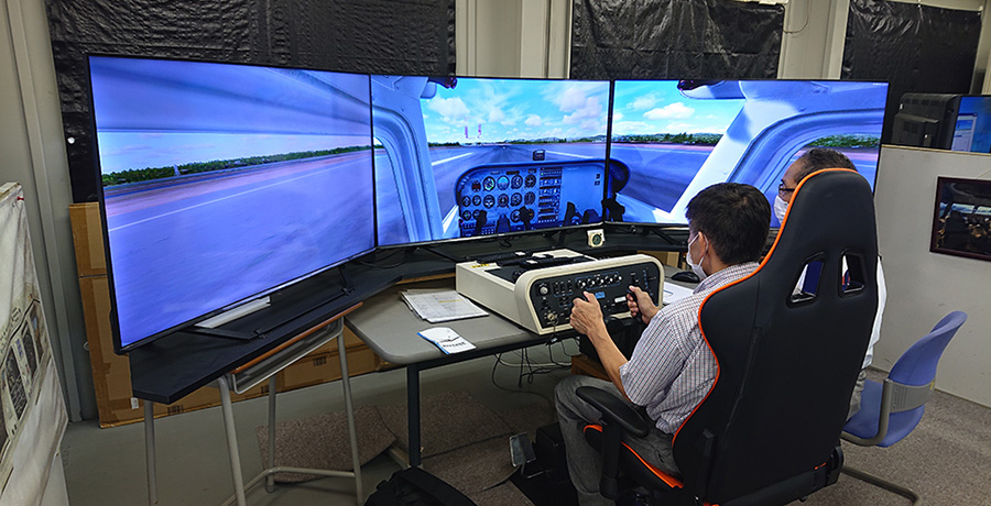 飛行機の操縦シミュレーター室の様子