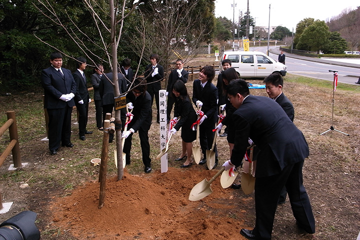 静岡理工科大学の卒業生が植樹する様子　写真は2009年（平成21年）3月