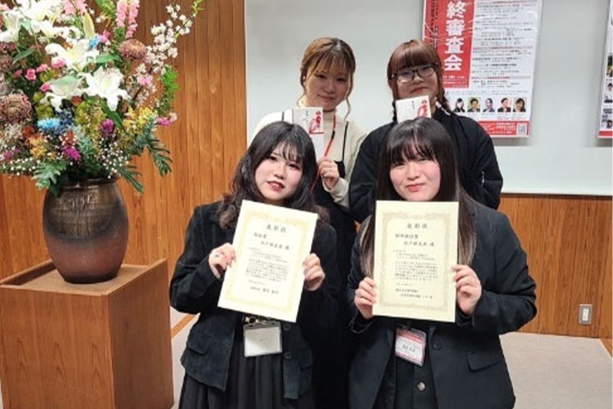 受賞を喜ぶ学生たちの集合写真