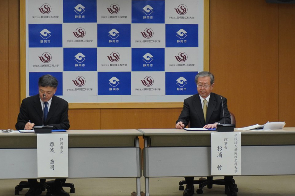 包括連携協定締結式での難波静岡市長と杉浦理事長