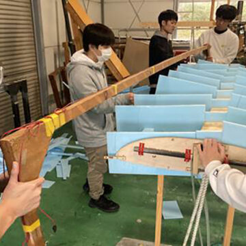 製作に励む学生たちの様子