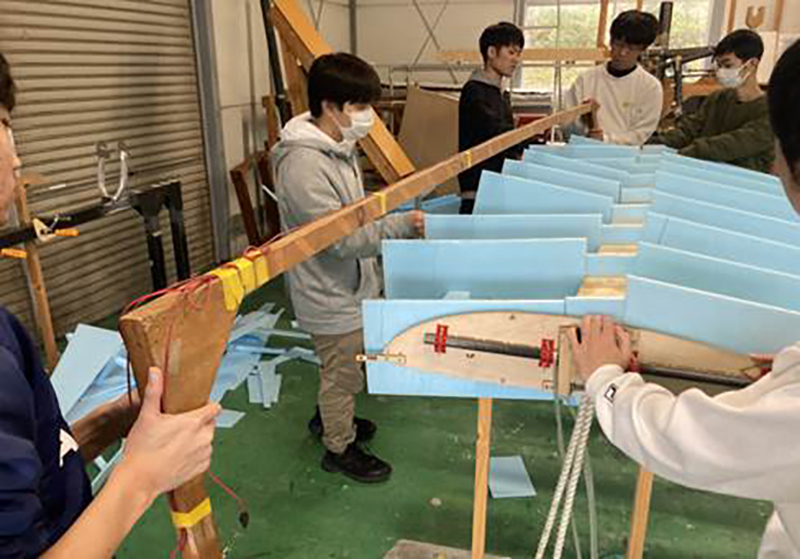 製作に励む学生たちの様子