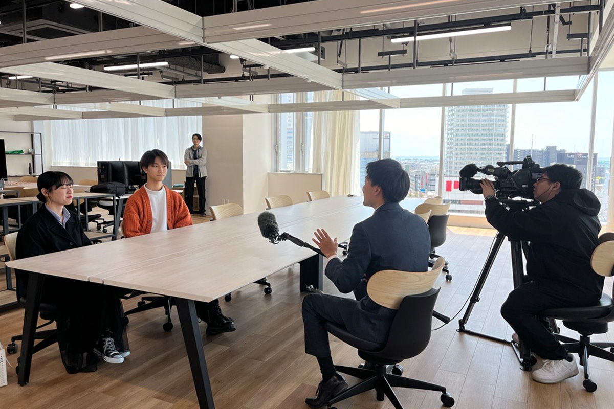 取材を受ける学生の様子