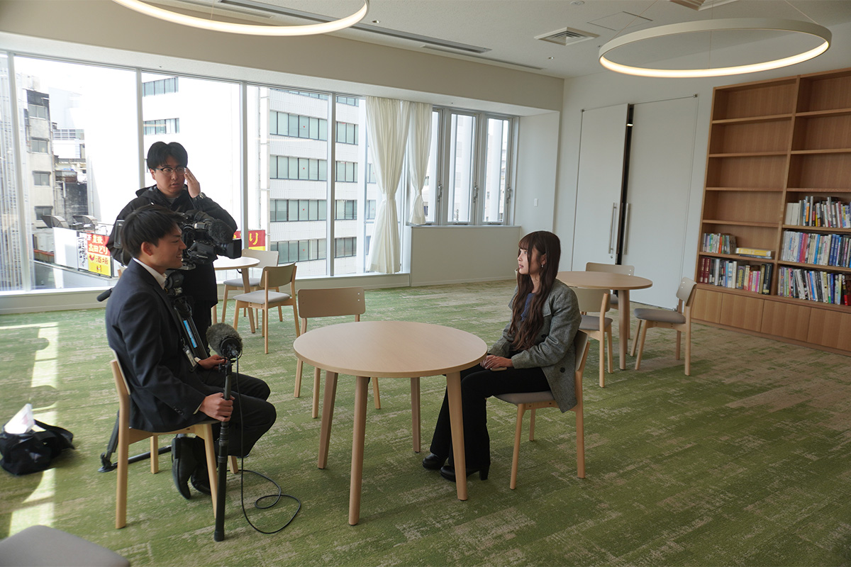 静岡第一テレビのカメラクルーが撮影を行う様子