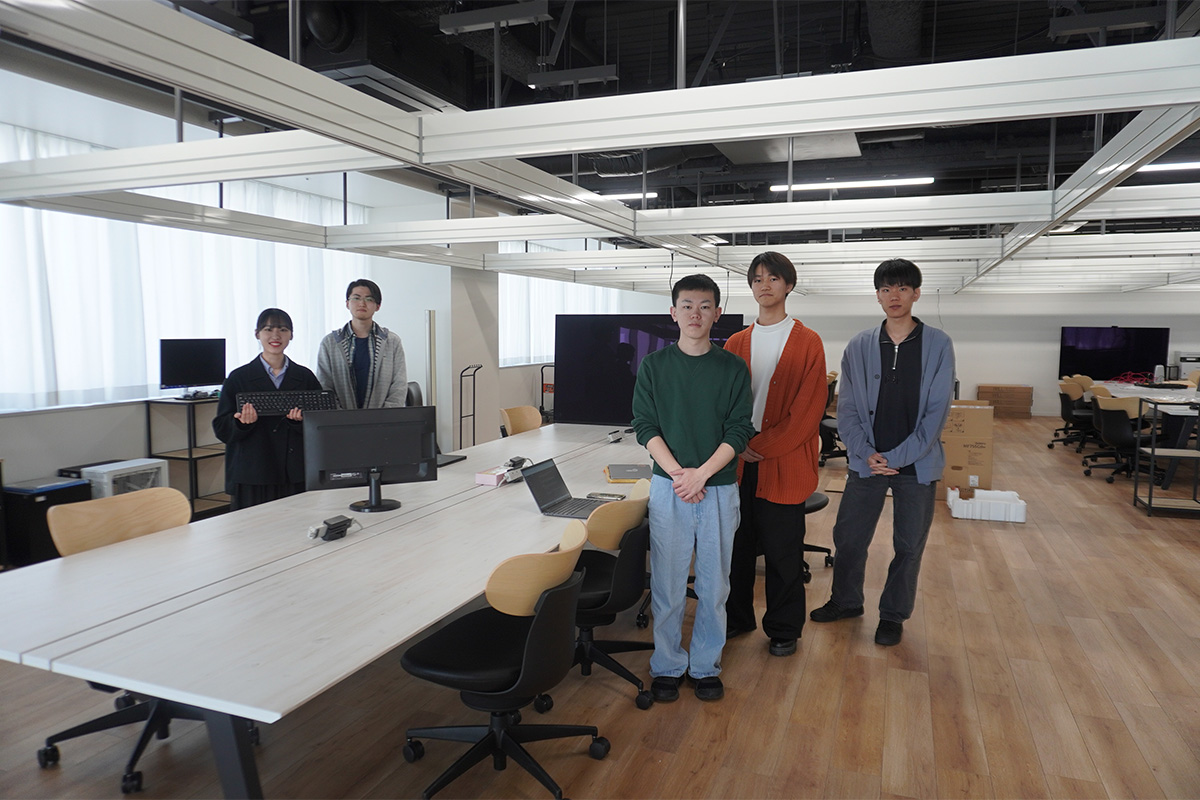 取材を受ける学生の様子