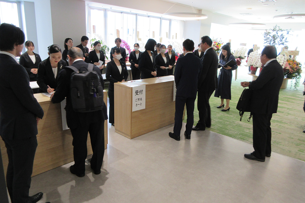 完成披露会の受付の様子