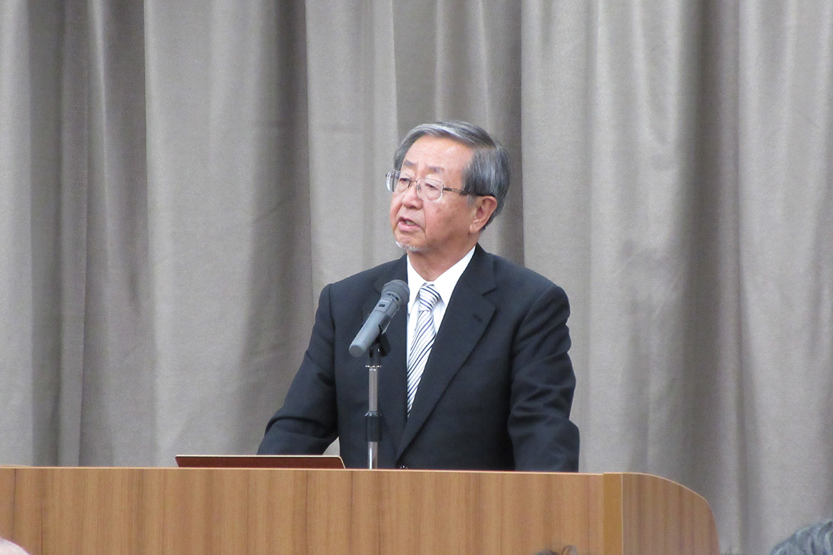 披露会で挨拶を行う杉浦理事長