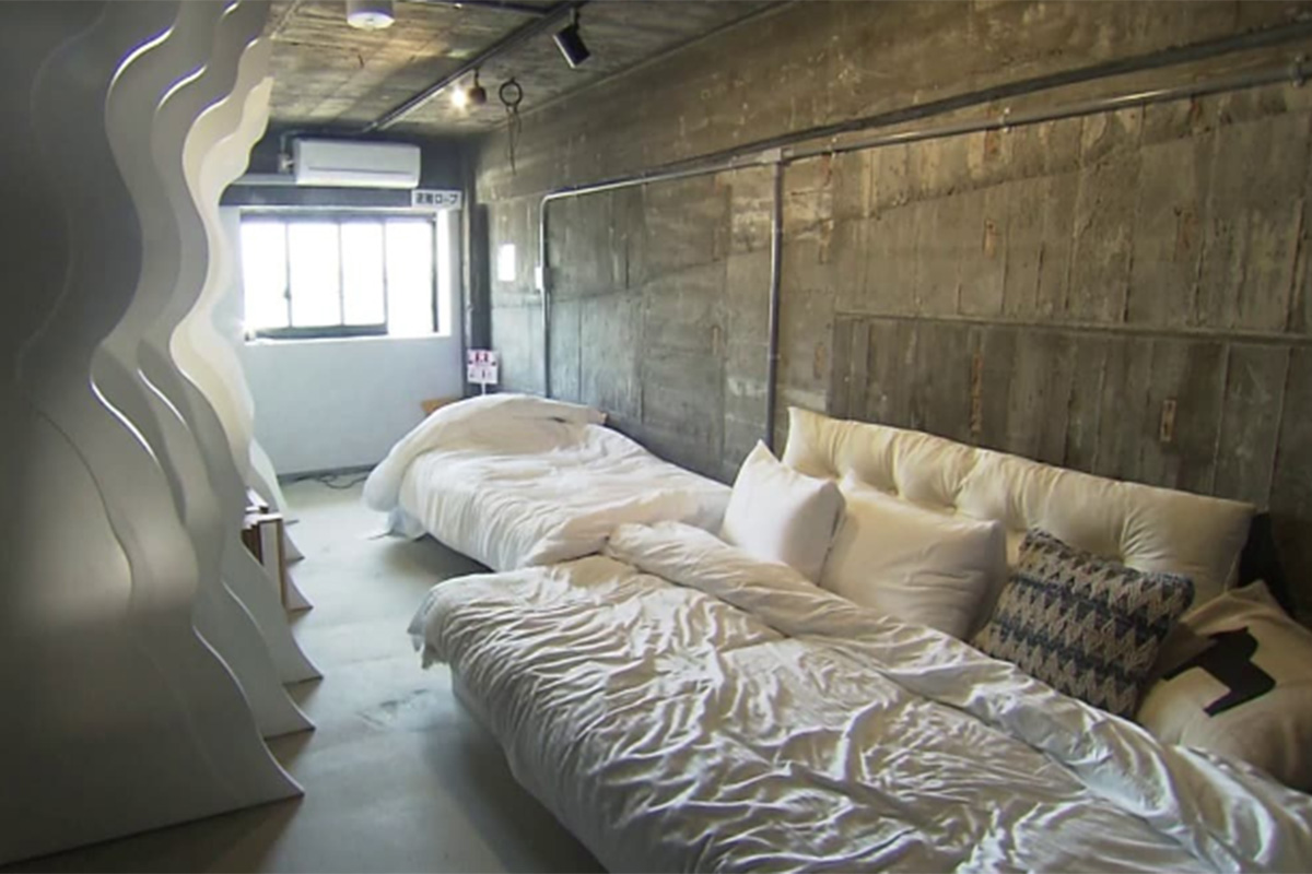 海の中の洞窟をイメージした「海」