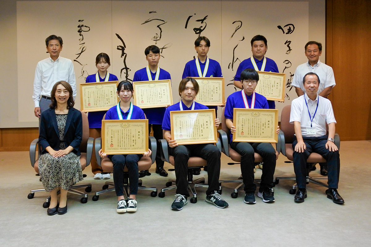 入賞者への知事顕彰状授与式及び大会報告会の様子（静岡県庁にて）