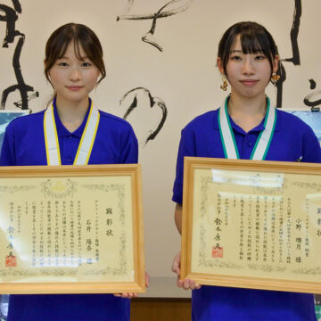 賞状を手にする石井さん（左）と小野さん（右）