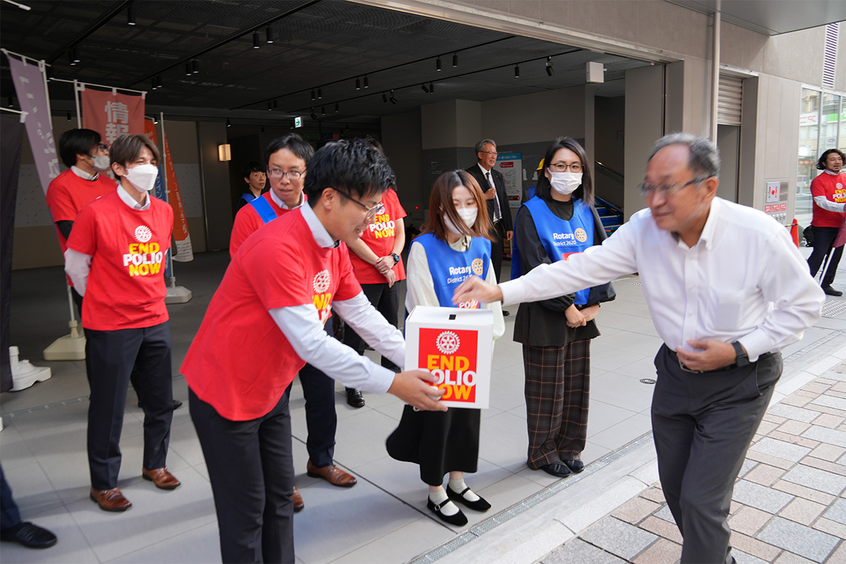 街頭募金活動の様子