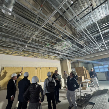 静岡日本語学院の内装工事を視察する関係者たち