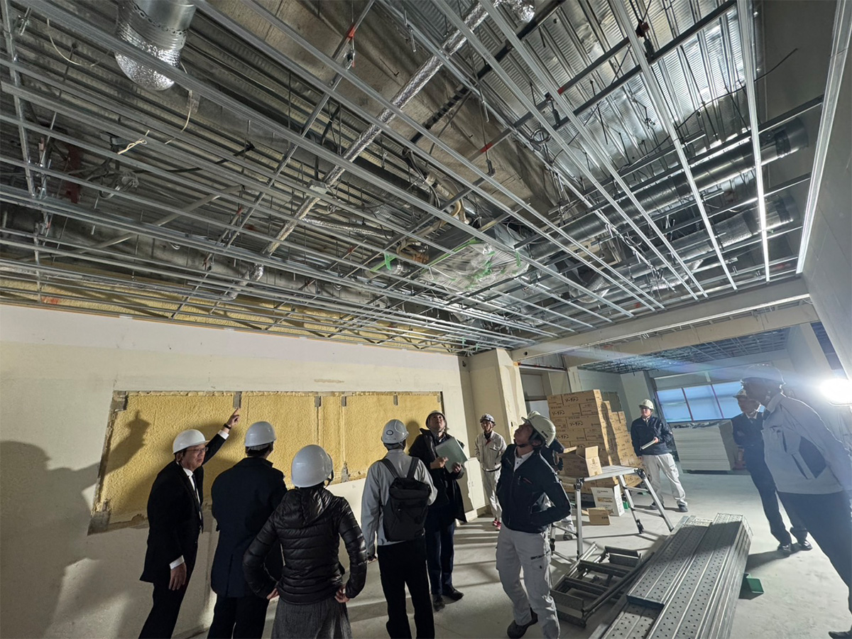 静岡日本語学院の内装工事を視察する関係者たち