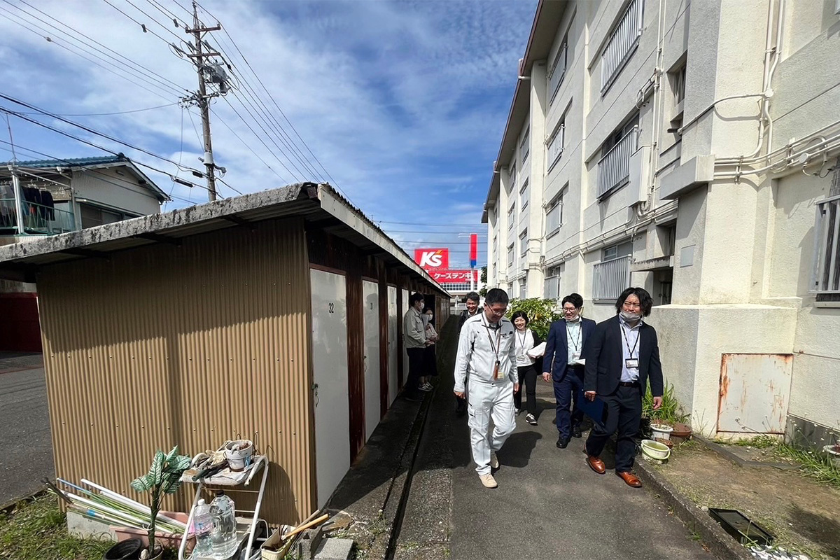 公営住宅を視察する関係者たち