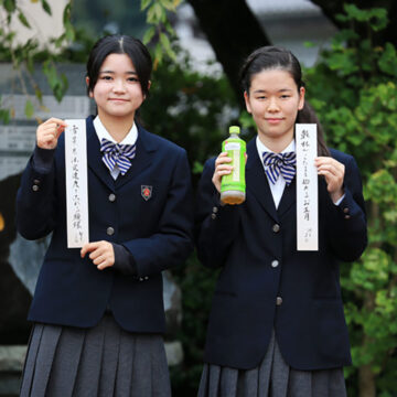 受賞した2名が、各々の俳句作品を手にしている様子