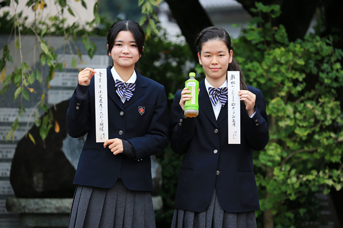 受賞した2名が、各々の俳句作品を手にしている様子