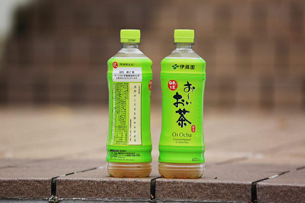 お〜いお茶のパッケージに印刷された俳句がクローズアップされた写真